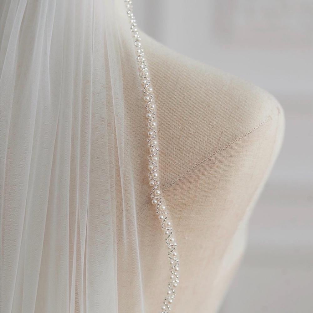 Elegant White Bridal Veil with Pearl Trim